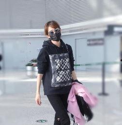 明星出门,时尚穿搭与随性风采大揭秘