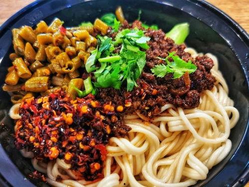 明星过年吃面条,面条美食中的团圆时光